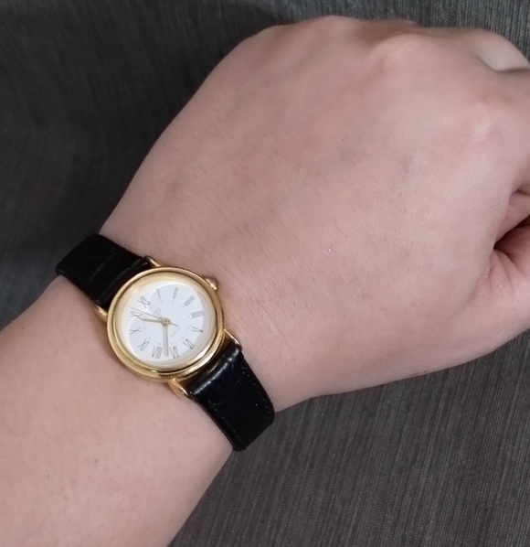 Vintage 1990 GUESS Watch, Black Leather Band, Runs & Keeps Time - New Battery - Picture 10 of 16